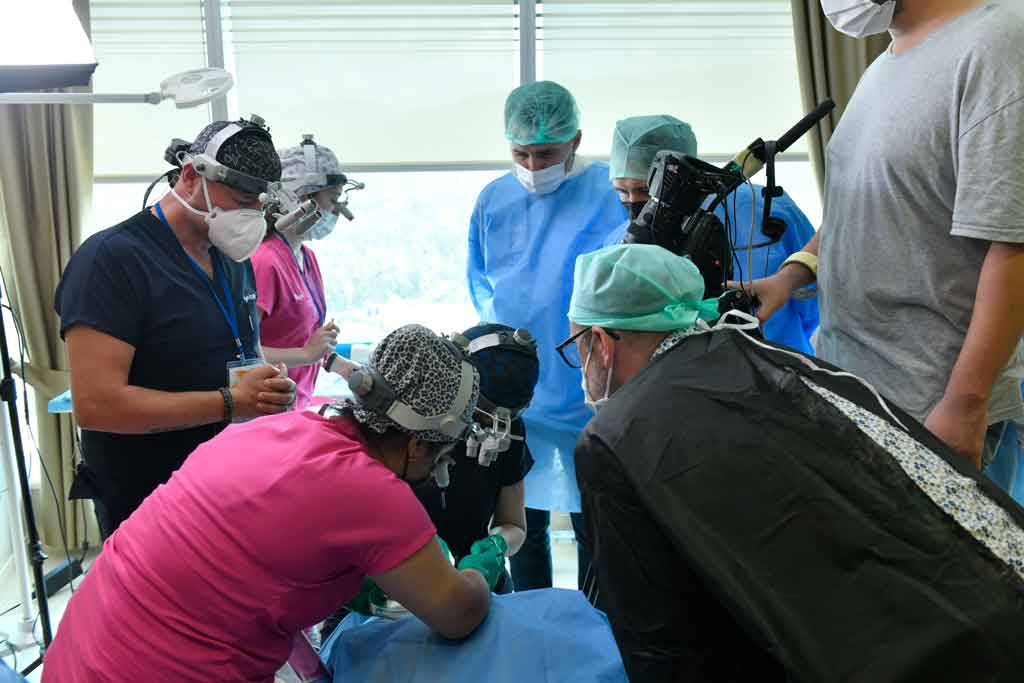 Supervising surgeon and trainees working on a patient during FUE training at HLC Hairline Clinic, Ankara
